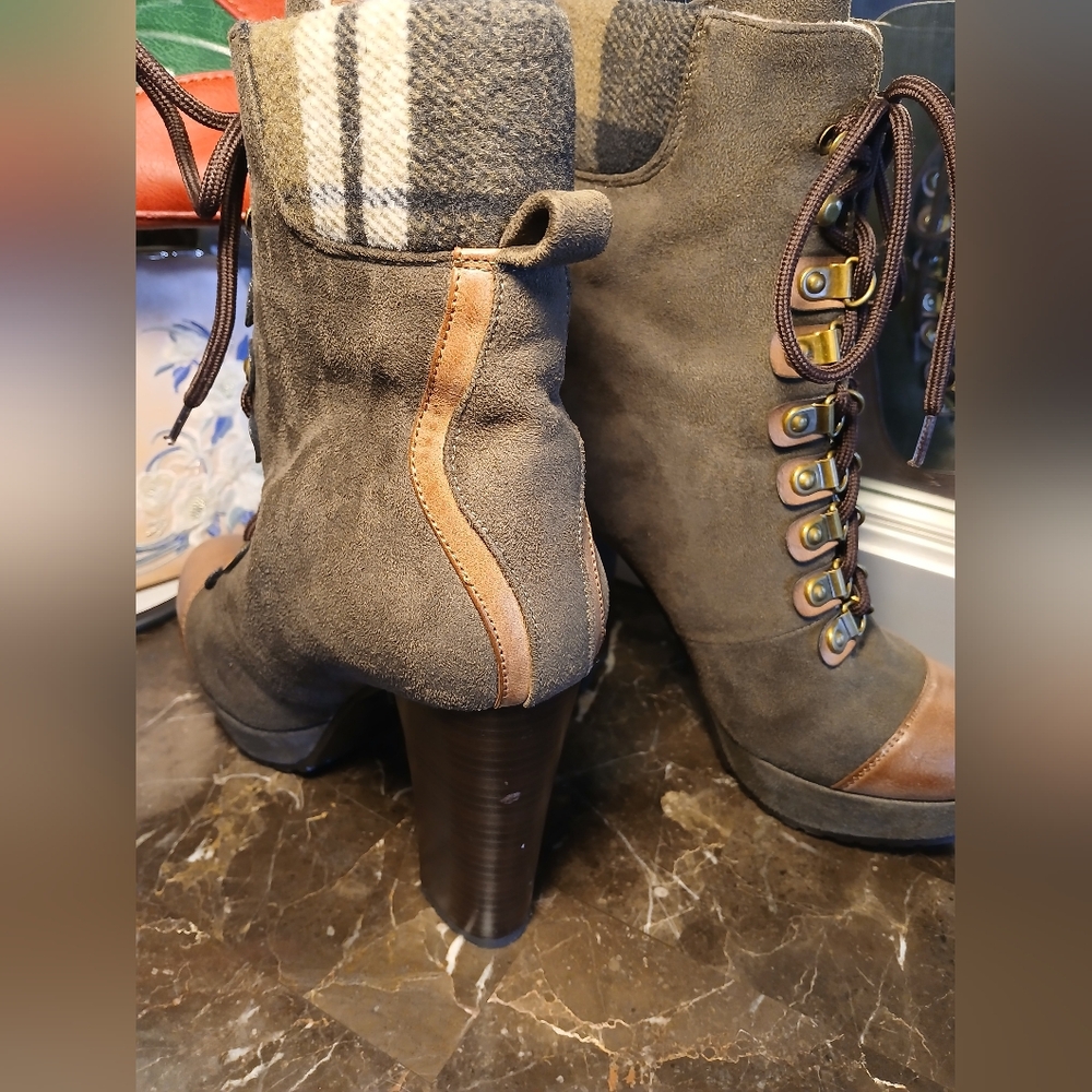 Luichiny Olive and Tan 4.5" Block Heeled Boots - Picture 10 of 12